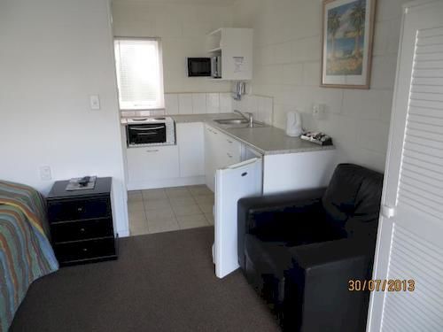 Central Court Motel 6