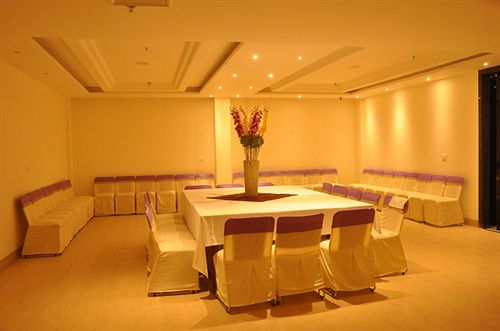 Hotel The Taj Vilas 6