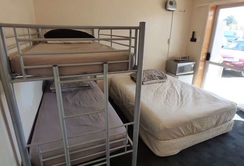 Racecourse Backpackers Hostel 13