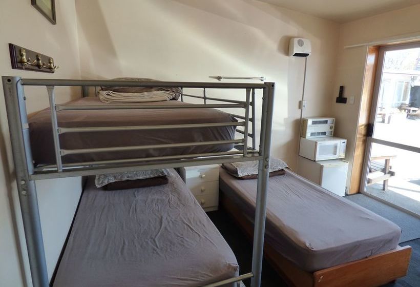 Racecourse Backpackers Hostel 14