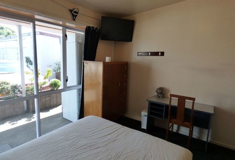 Racecourse Backpackers Hostel 8