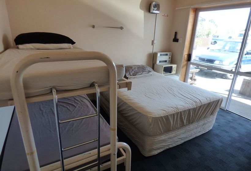 Racecourse Backpackers Hostel 9