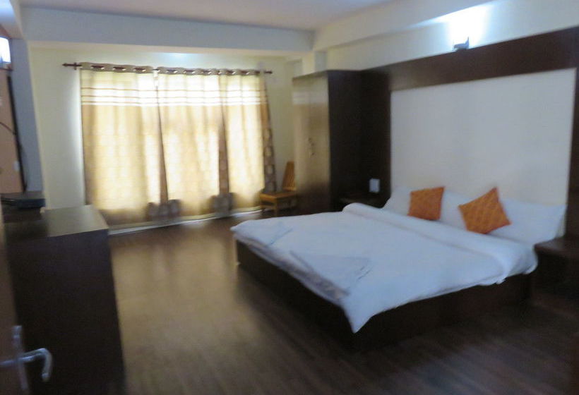 Hotel The Auspicious 8