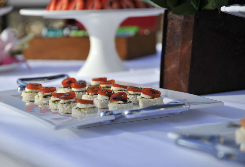 Hotel 131 On Herbert Baker Street 12