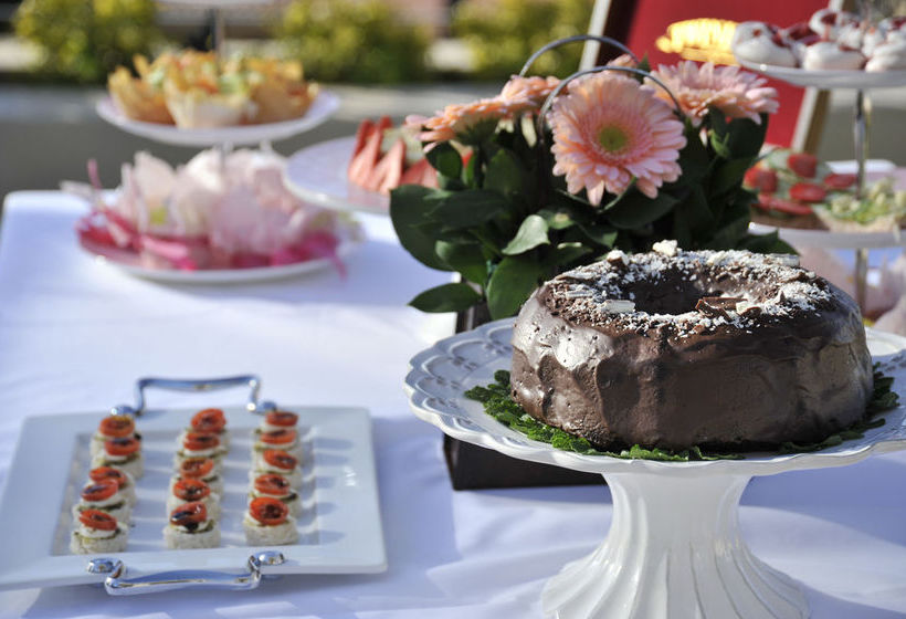 Hotel 131 On Herbert Baker Street 13