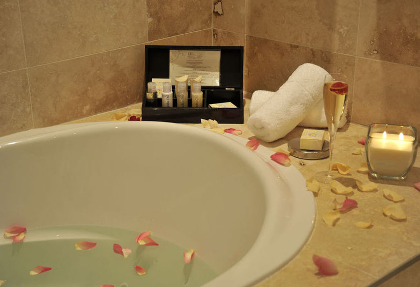 Hotel 131 On Herbert Baker Street 4