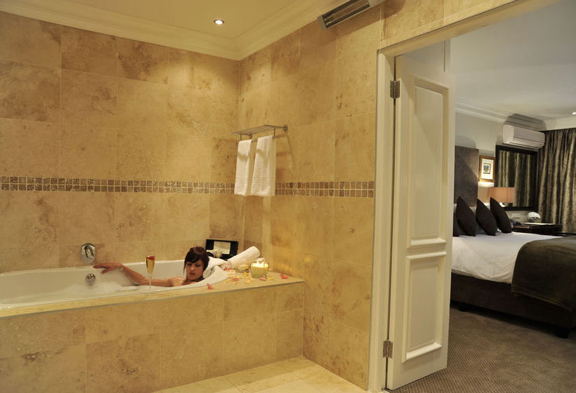 Hotel 131 On Herbert Baker Street 5