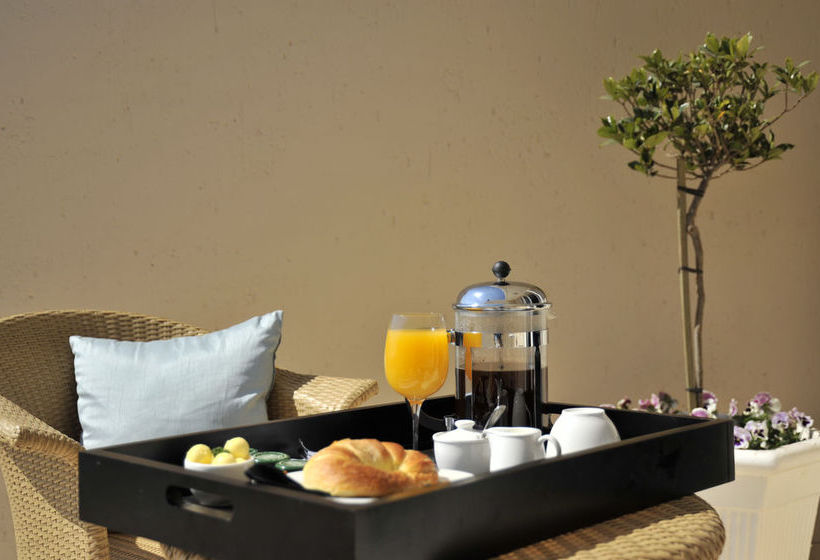 Hotel 131 On Herbert Baker Street 7