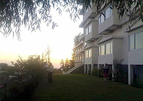 Hotel Whistling Pines Resort 11