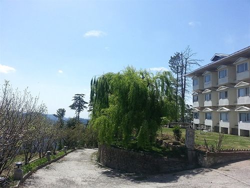 Hotel Whistling Pines Resort 14