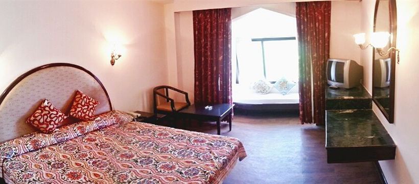 Hotel Whistling Pines Resort 6