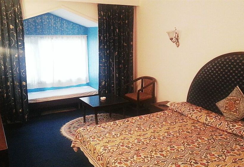 Hotel Whistling Pines Resort 7