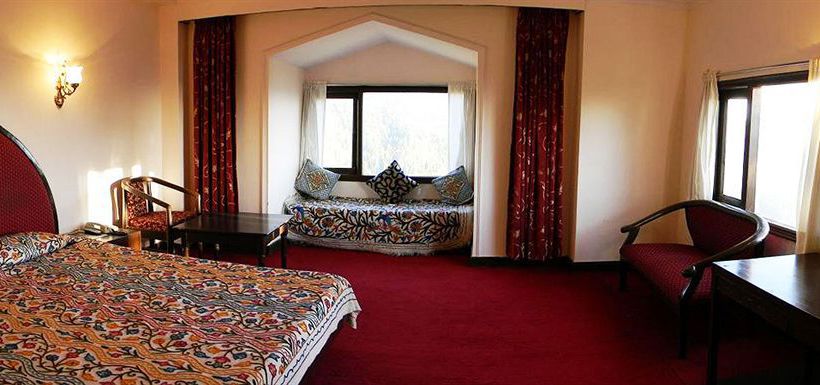 Hotel Whistling Pines Resort 8