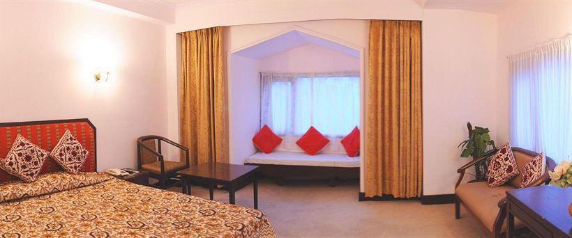 Hotel Whistling Pines Resort 9