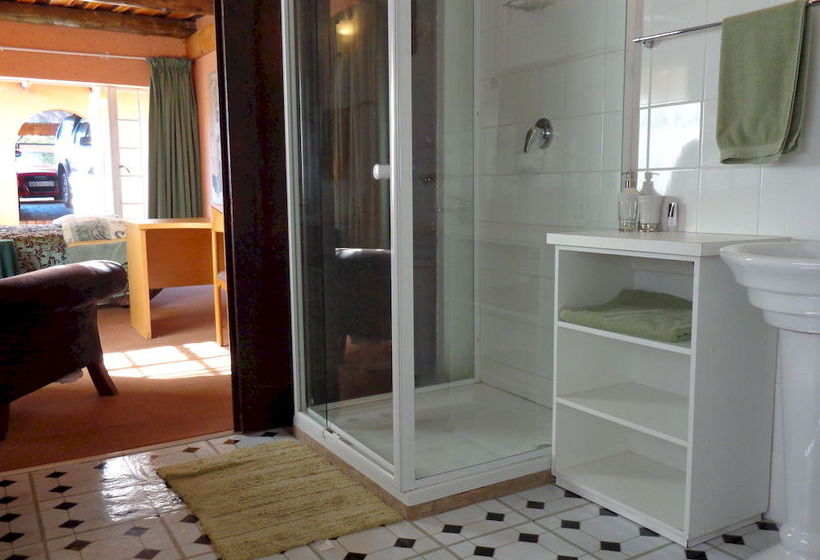 Pension Treetops & Treats Guest House 10