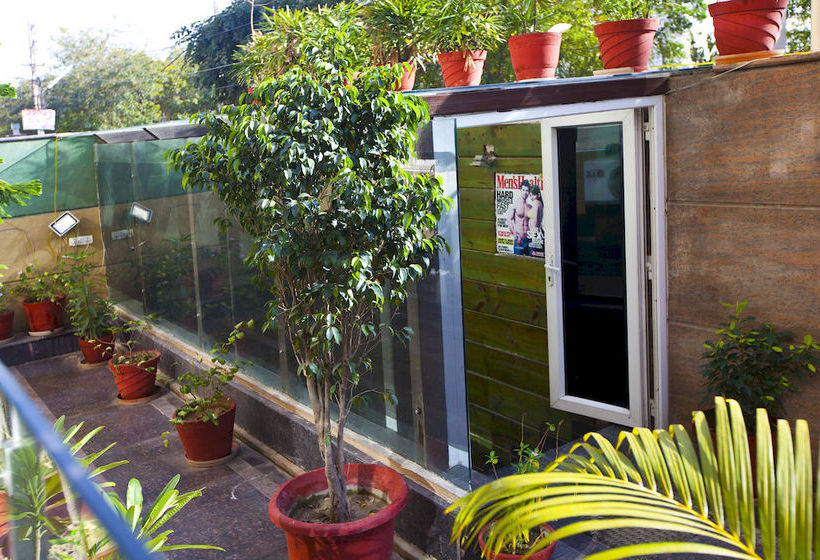 Hostal Oyo Premium Medanta 2