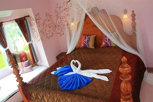 Baan Montra Beach Resort 10