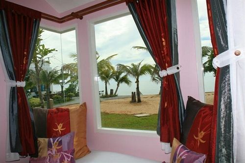 Baan Montra Beach Resort 11