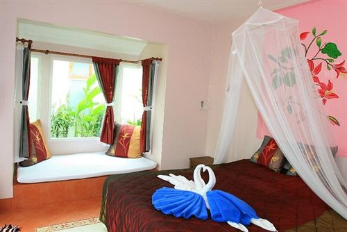 Baan Montra Beach Resort 16