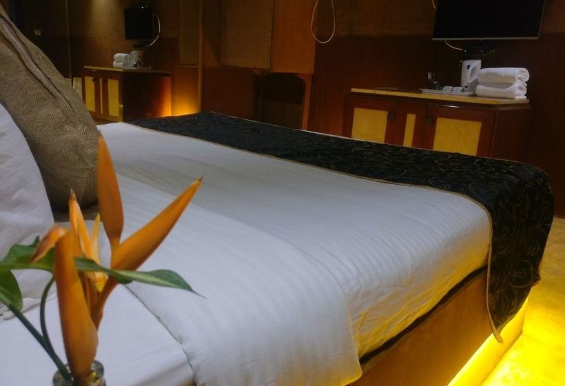 The Camelot Royale 8