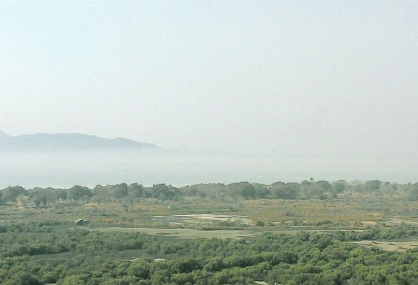 Urban Suites Palm Beach Road 7