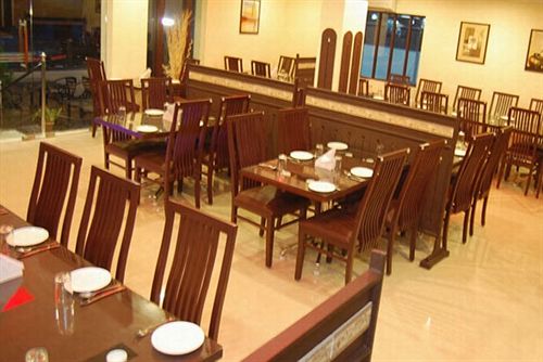 Hotel Emarald Wyte Mist 5