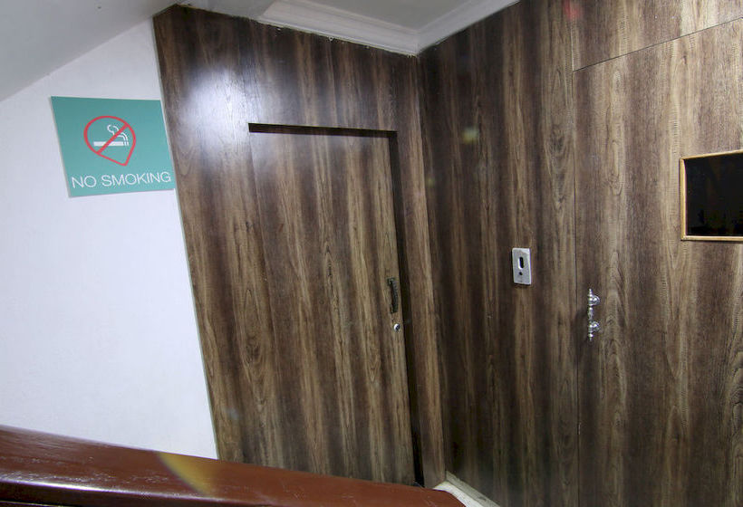 Hotel Oyo Premium Mumbai Sher E Punjab 186 16