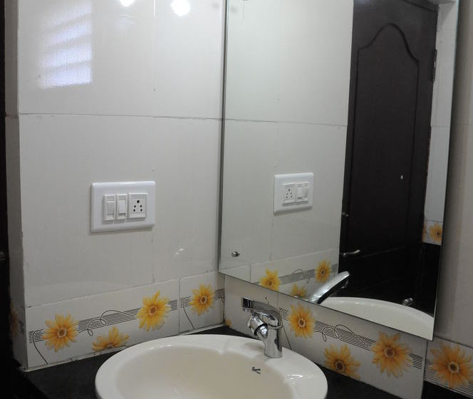 Pension Lloyds Guest House Us Consulate 20