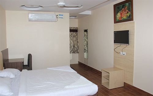 Hotel Nakshatra Inn 10