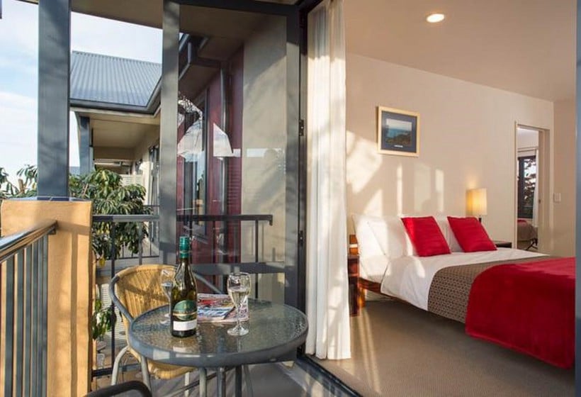 Nautilus Lodge Motel 7