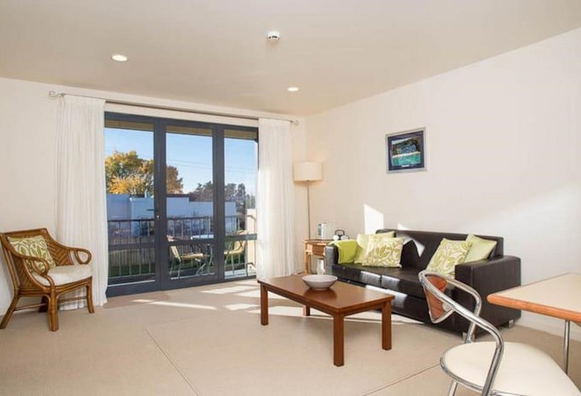 Nautilus Lodge Motel 9