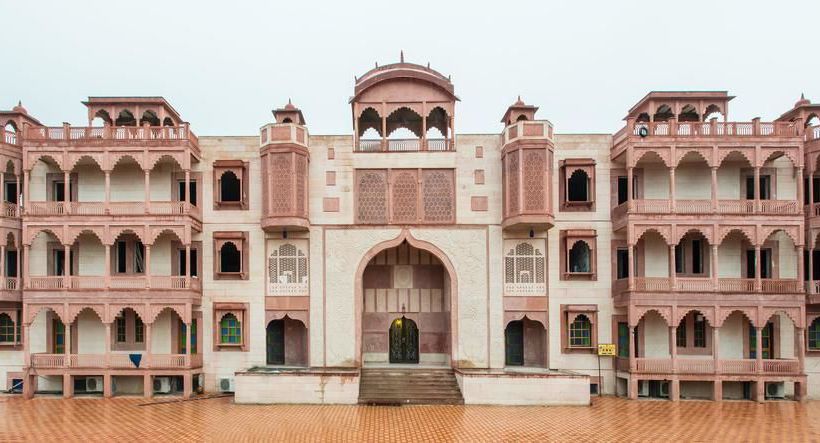 Hotel Oyo Premium Delhi Jaipur Highway 17