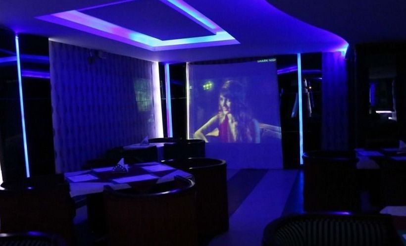 Hotel Oyo Premium Pappanamcode 12