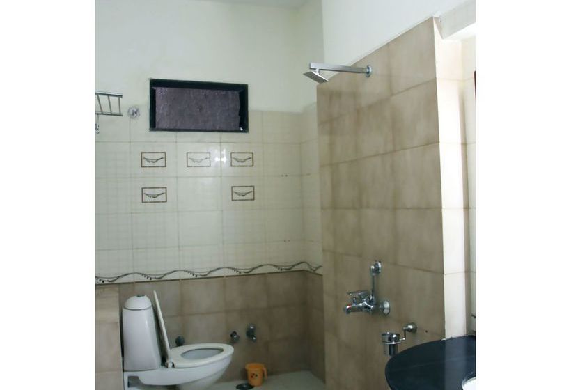 Hotel Vista Rooms At Kanchan Bagh 11