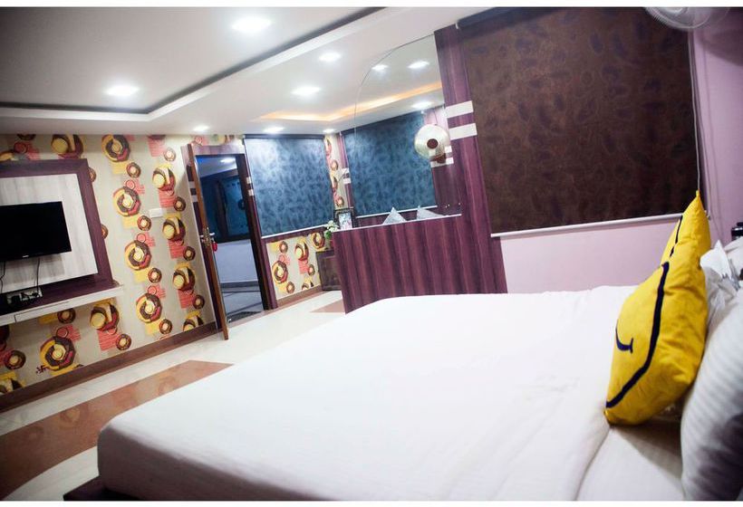 Hotel Vista Rooms At M.p Nagar 5