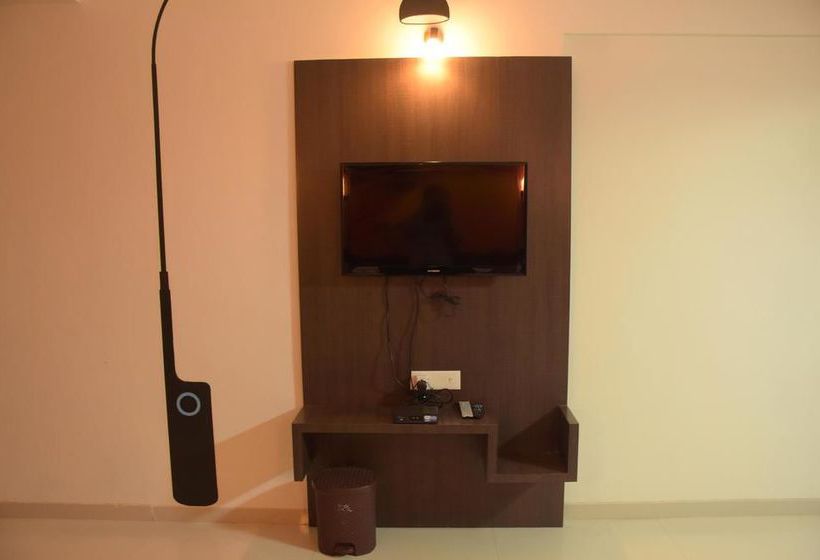 Hotel Oyo Premium Teen Batti Devka Road 11