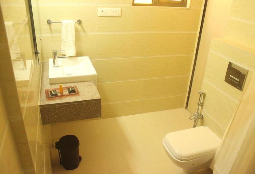 Hotel Oyo Premium Teen Batti Devka Road 2