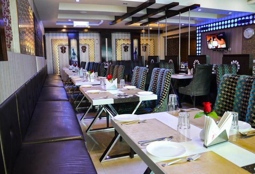 Hotel Oyo Premium Near Pgi 1