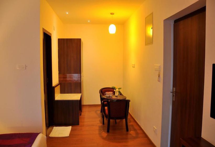 Hotel Oyo Premium Observatory Road 15