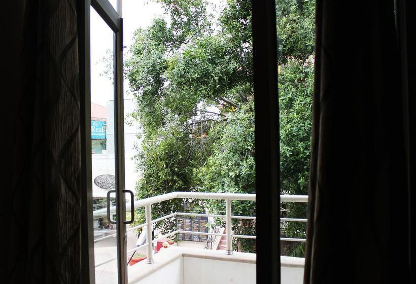 Hotel Oyo Premium Galleria Market Dlf 4