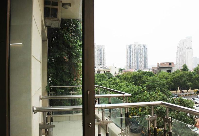 Hotel Oyo Premium Galleria Market Dlf 4 1