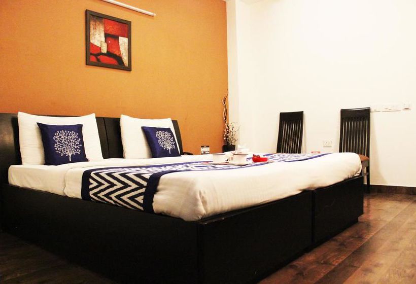 Hotel Oyo Premium Galleria Market Dlf 4 10