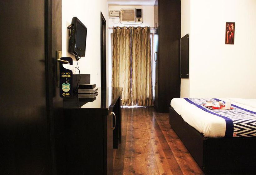 Hotel Oyo Premium Galleria Market Dlf 4 12