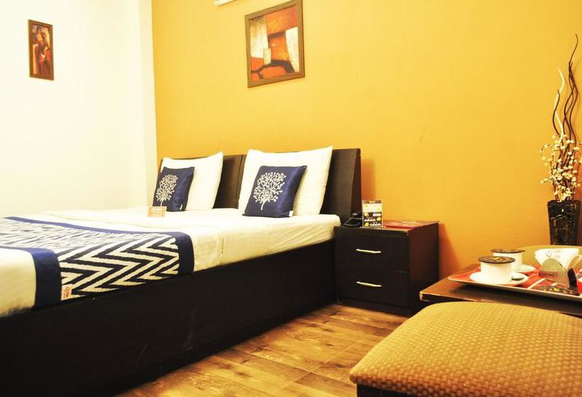Hotel Oyo Premium Galleria Market Dlf 4 9