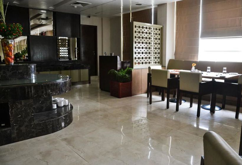 Hotel Oyo Premium Near Sahara Hospital 11