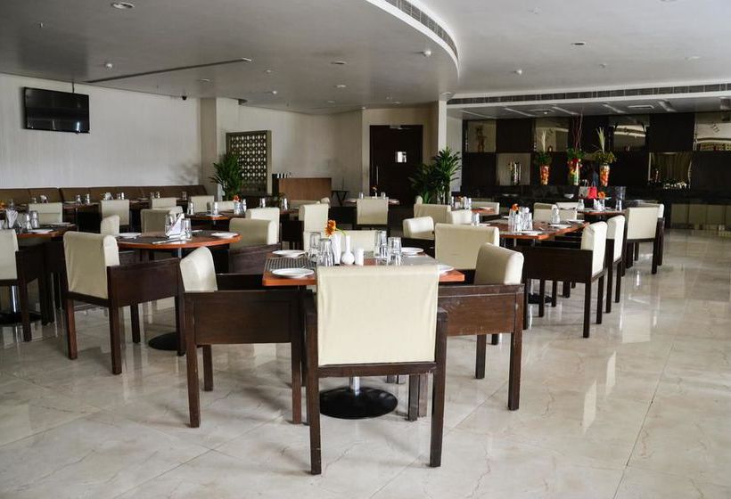 Hotel Oyo Premium Near Sahara Hospital 2