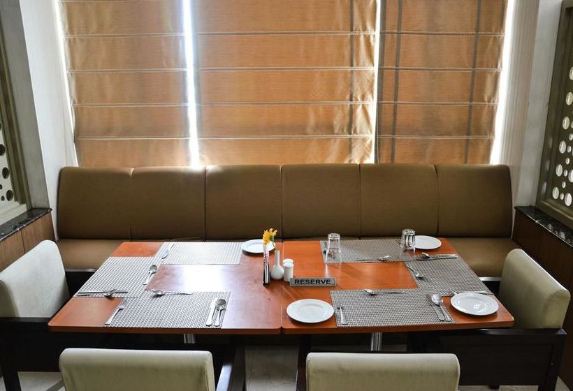 Hotel Oyo Premium Near Sahara Hospital 4