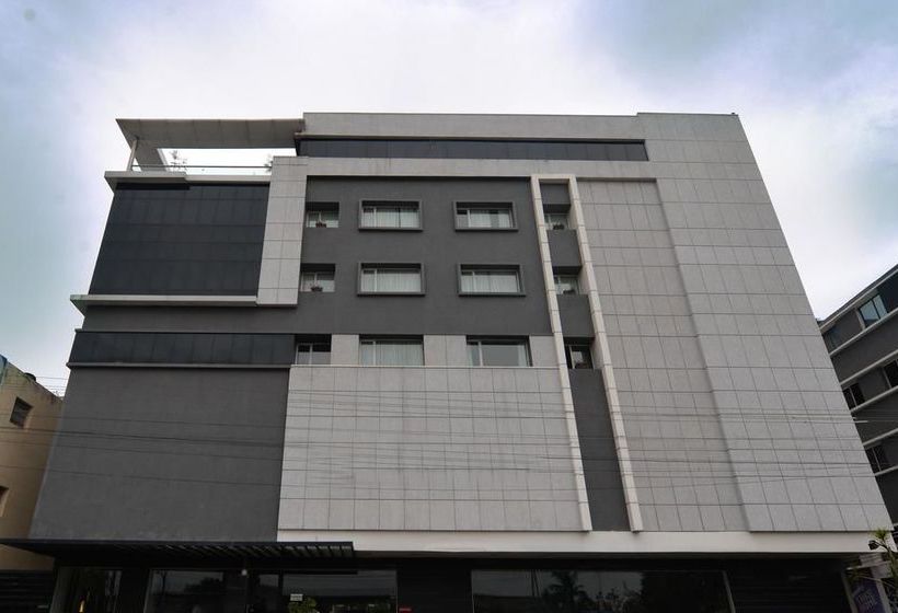 Hotel Oyo Premium Ramavarappadu Circle 15