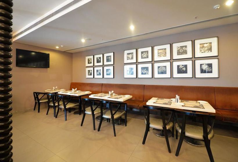 Hotel Oyo Premium Ramavarappadu Circle 17