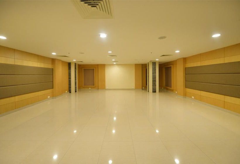 Hotel Oyo Premium Ramavarappadu Circle 3
